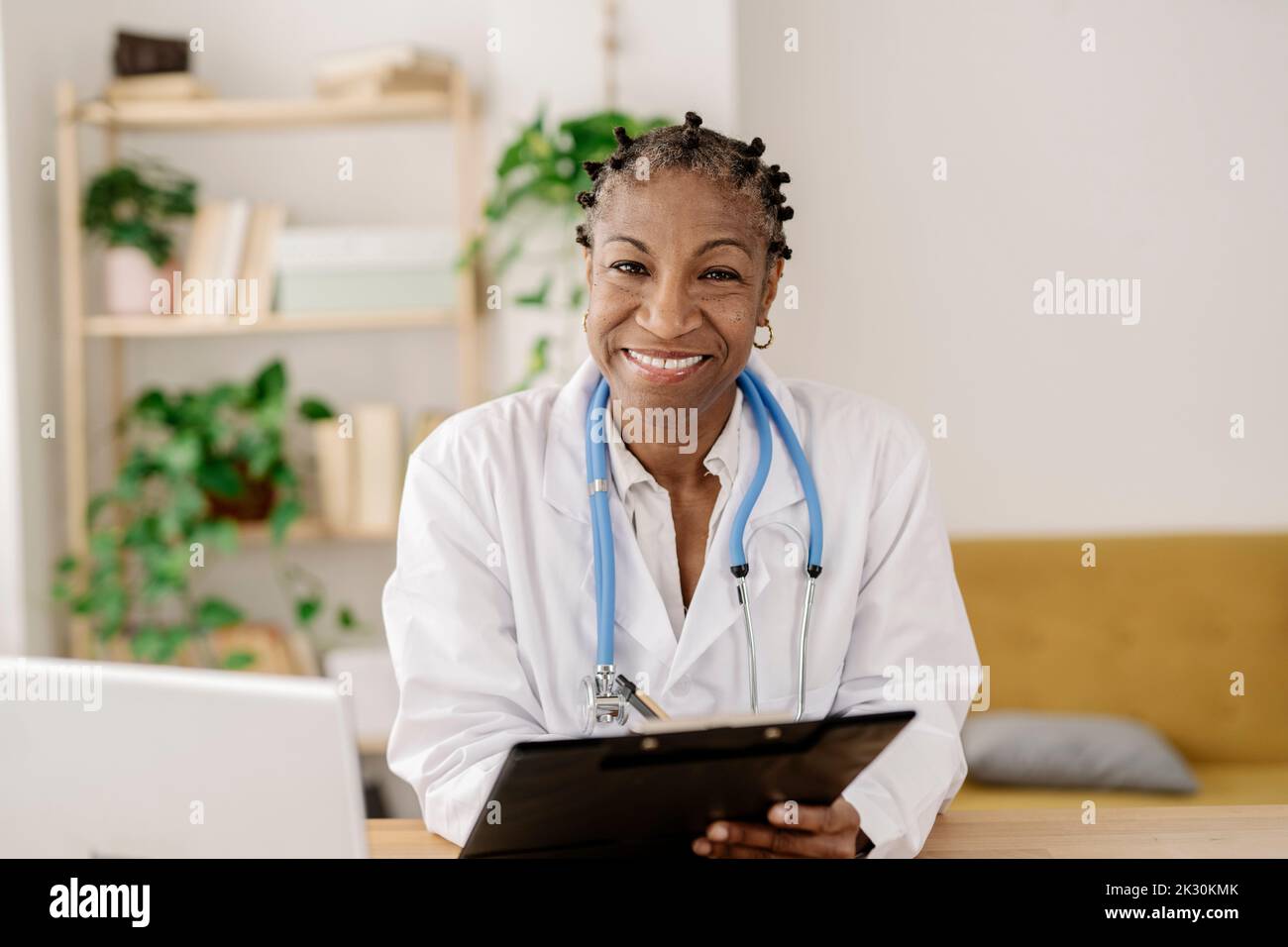 Doctor clipboard laptop woman hi-res stock photography and images - Alamy