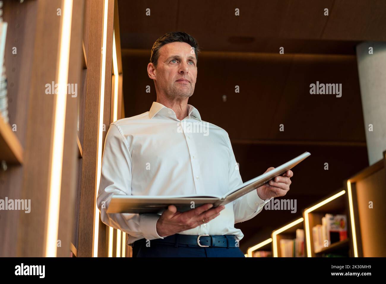 Holding magazines hi-res stock photography and images - Alamy
