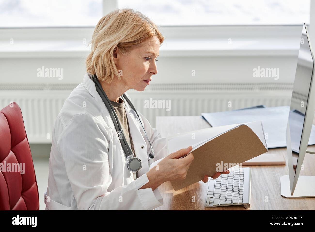 Woman reading report computer hi-res stock photography and images - Alamy