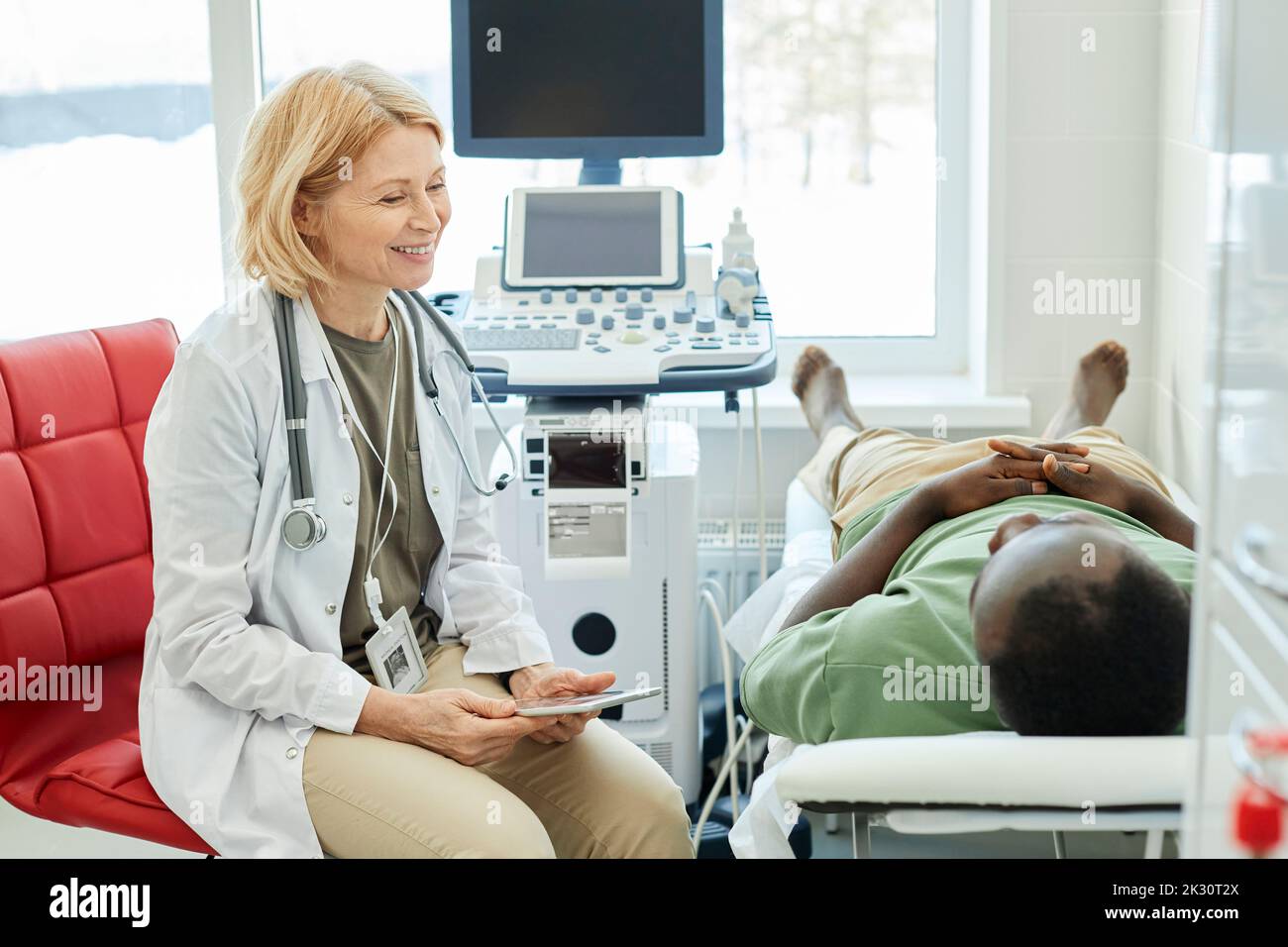 Doctor and patient bed hi-res stock photography and images - Alamy