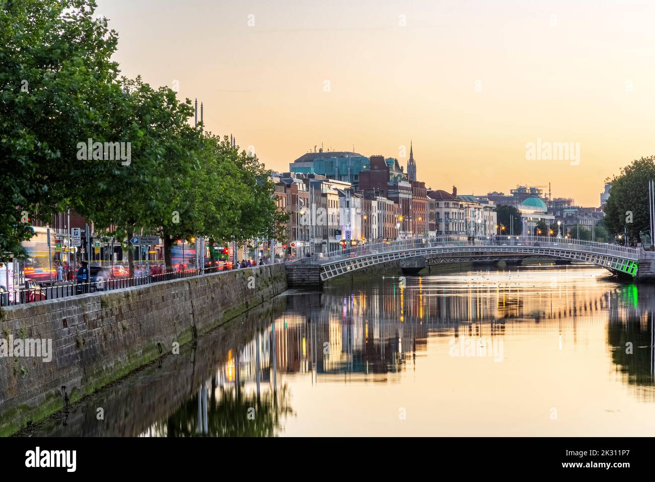 Hapenny bridge dublin ireland hi-res stock photography and images - Alamy