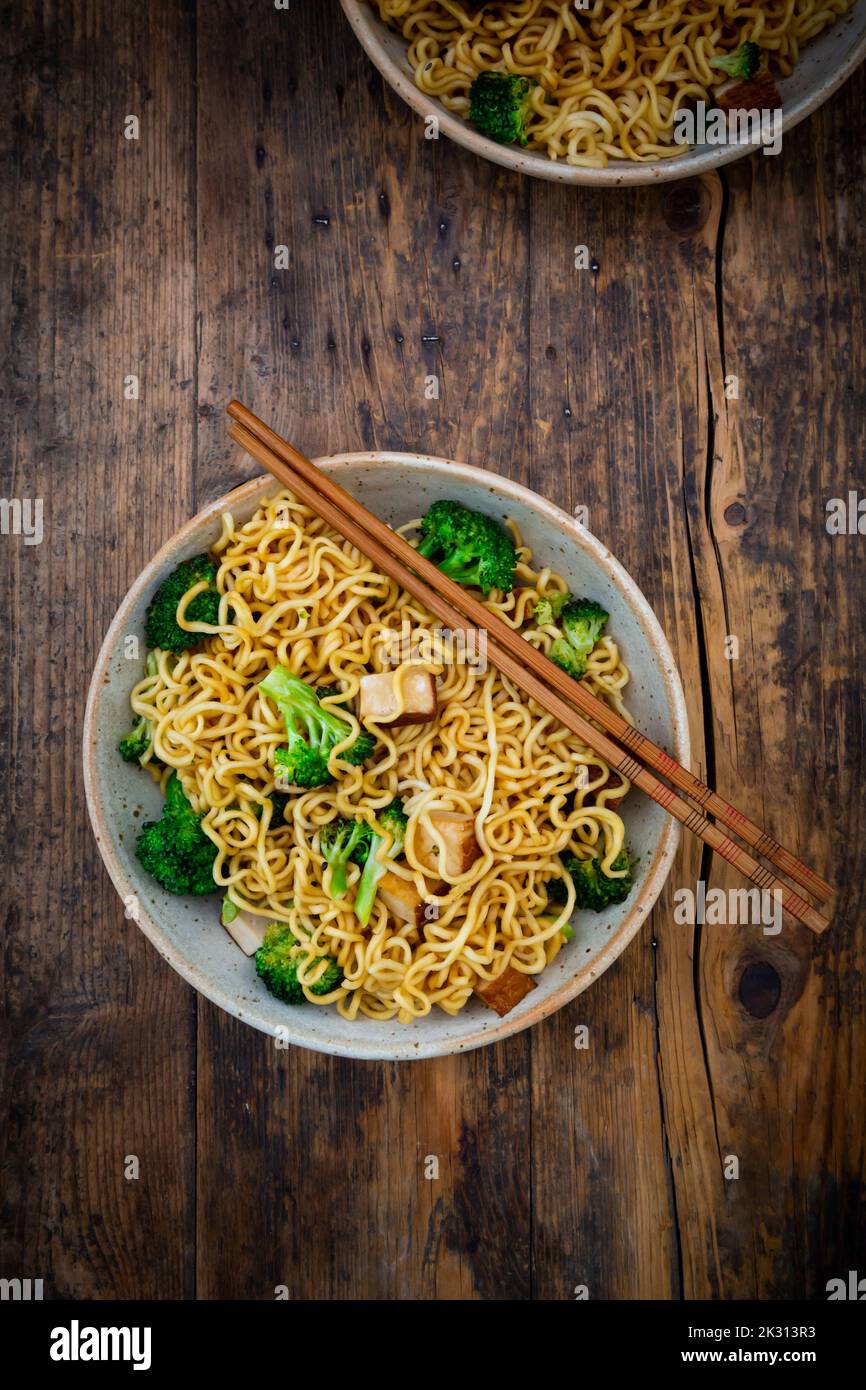 Bowl of ramen noodles with broccoli and smoked tofu Stock Photo Alamy