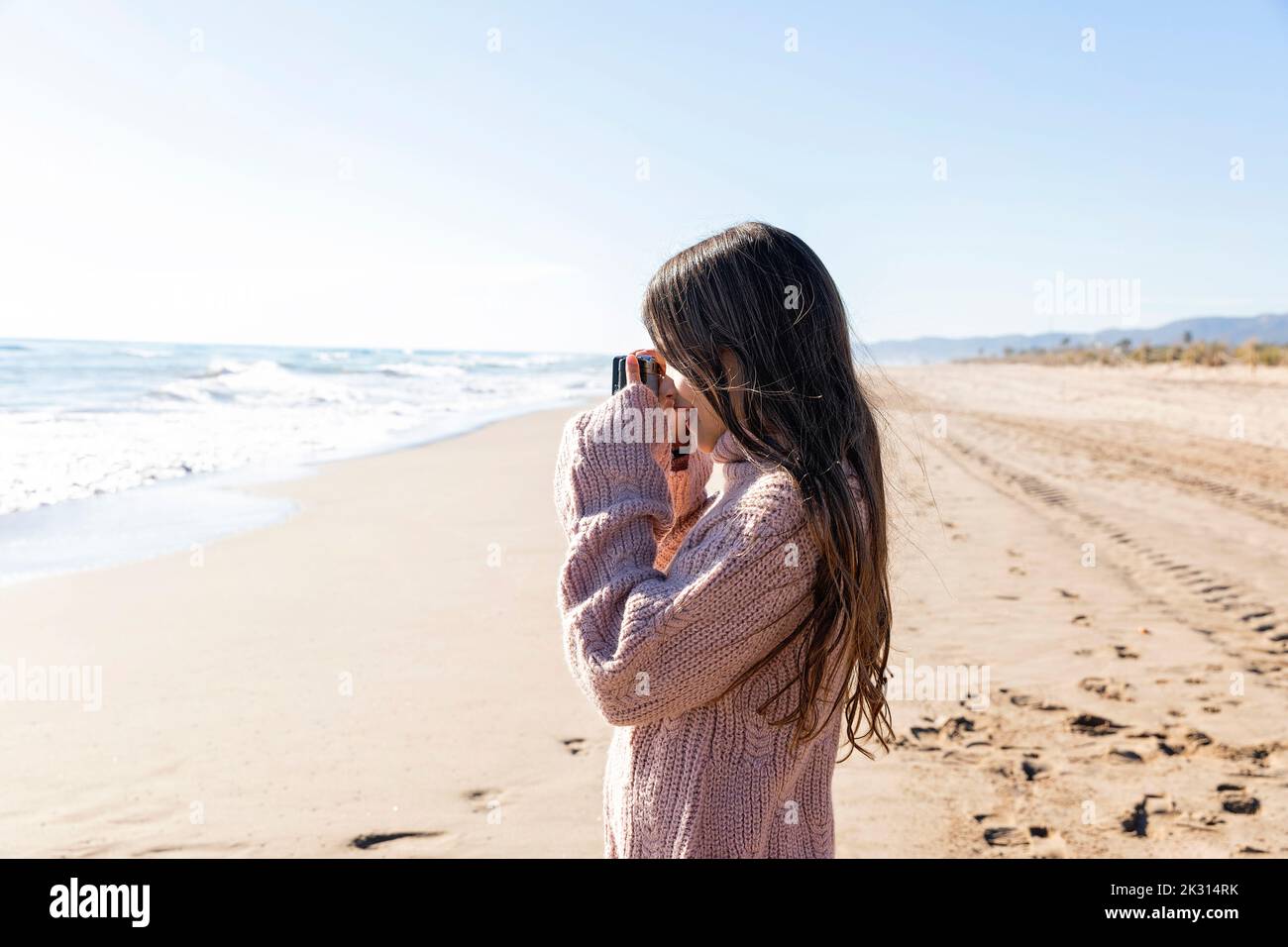 Girl Clicking Photos From Camera At Beach Stock Photo Alamy girl-clicking-photos-from-camera-at-beach-stock-photo-alamy