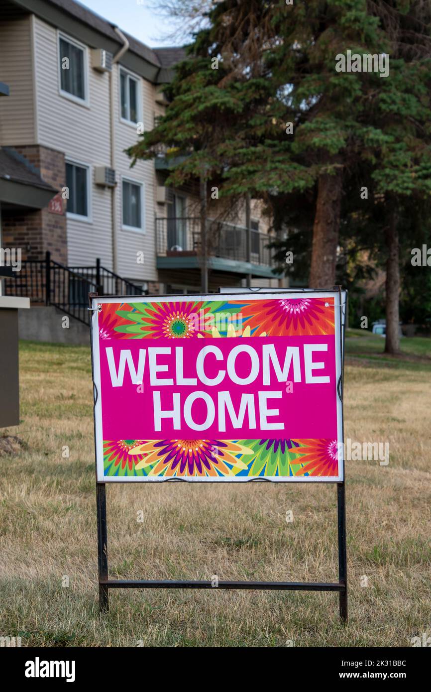 Little Canada, Minnesota. Welcome home sign at apartment building Stock Photo
