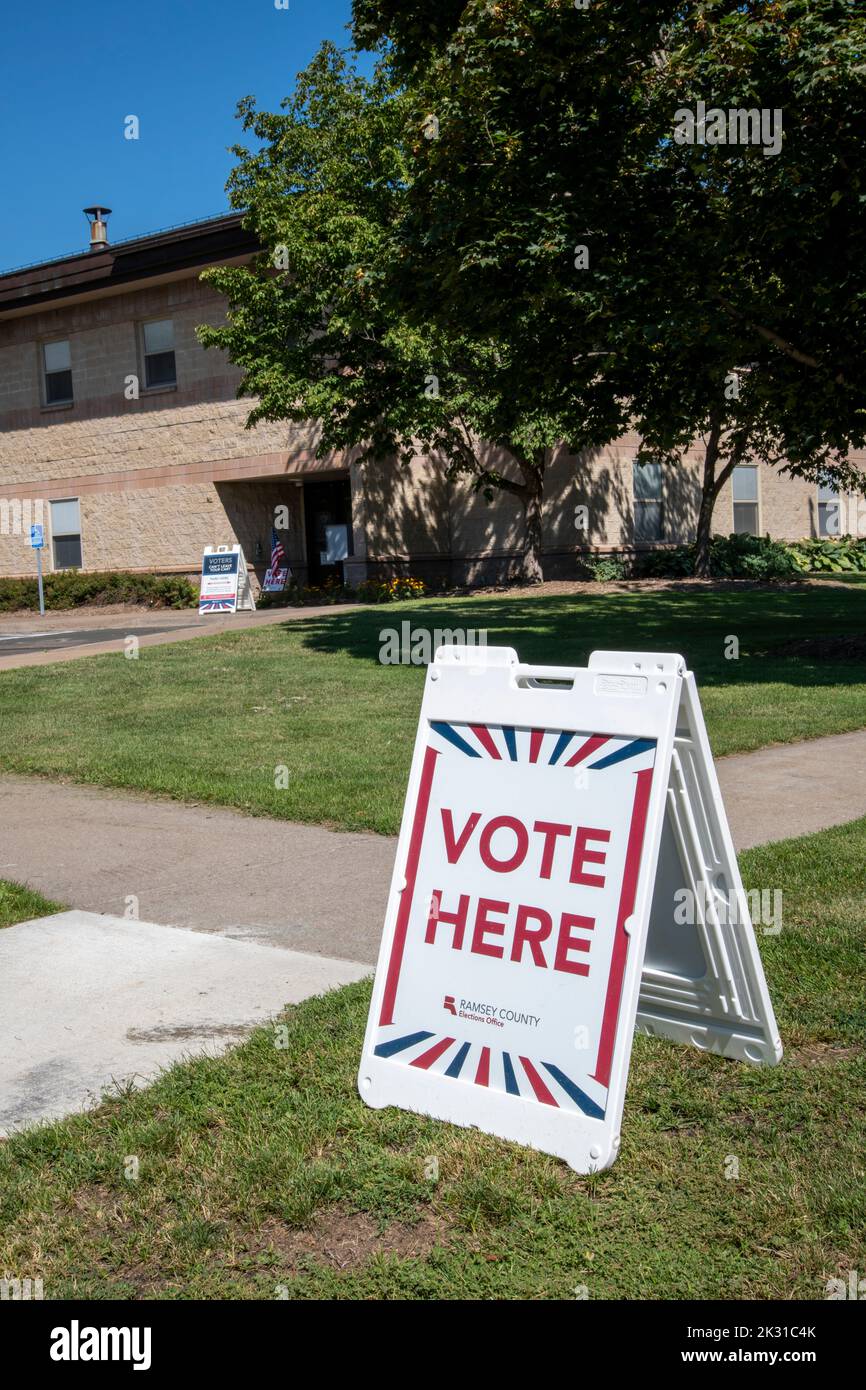 Vadnais Heights, Minnesota. Primary voting. Vote here signs outside of polling station. Stock Photo