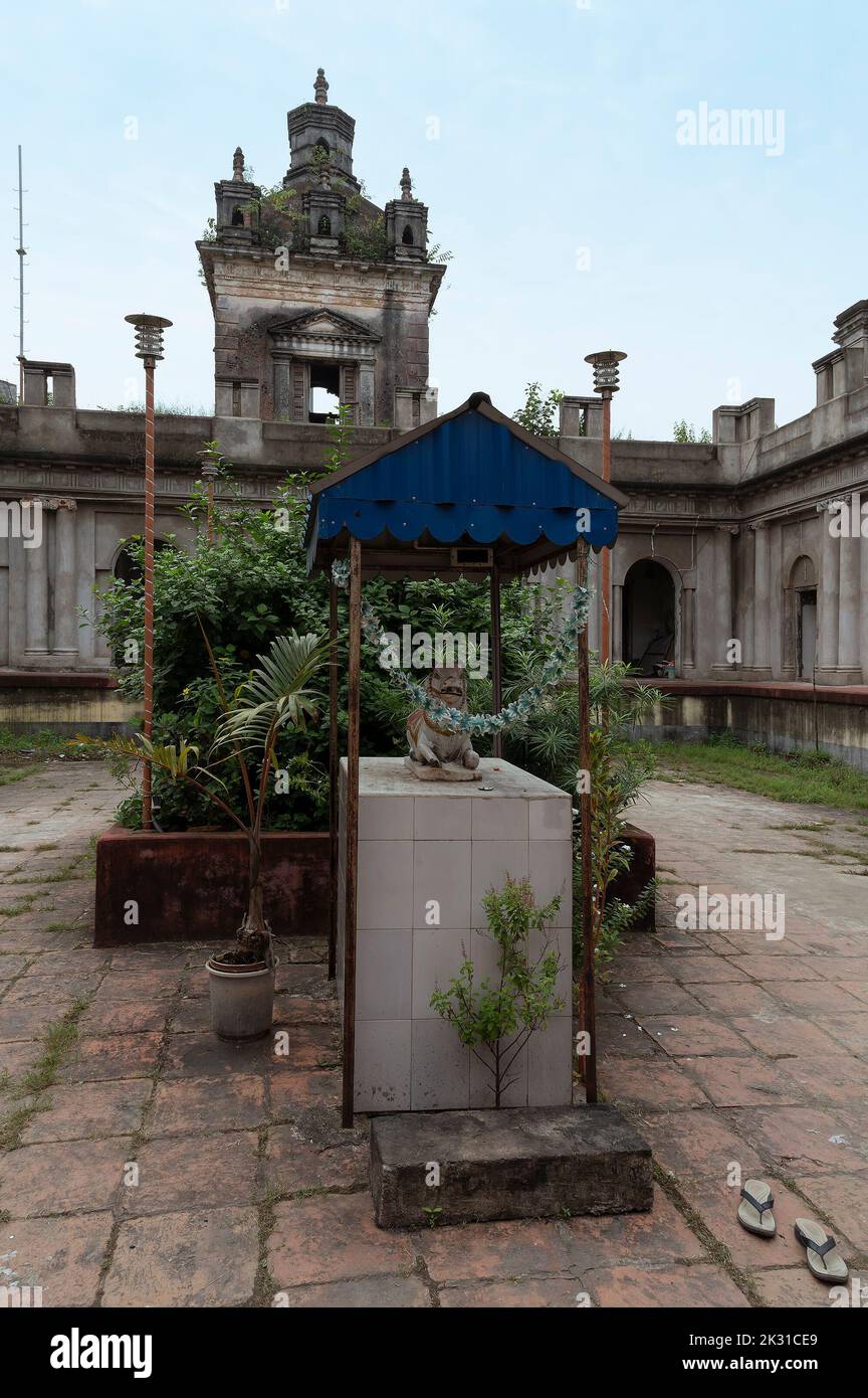 Howrah, West Bengal, India - 26th October 2020 : Nandi, Nandikeshwara or Nandideva is the bull vahana of the Hindu god Shiva . Shib Mandir. Stock Photo