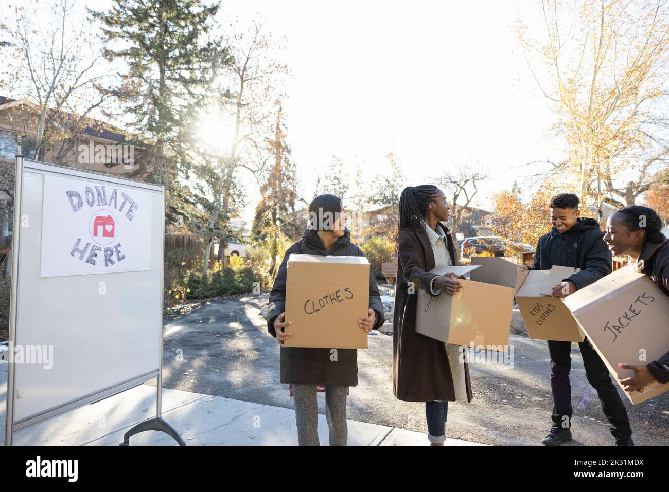 Helping Woman Carry Boxes Hi Res Stock Photography And Images Alamy