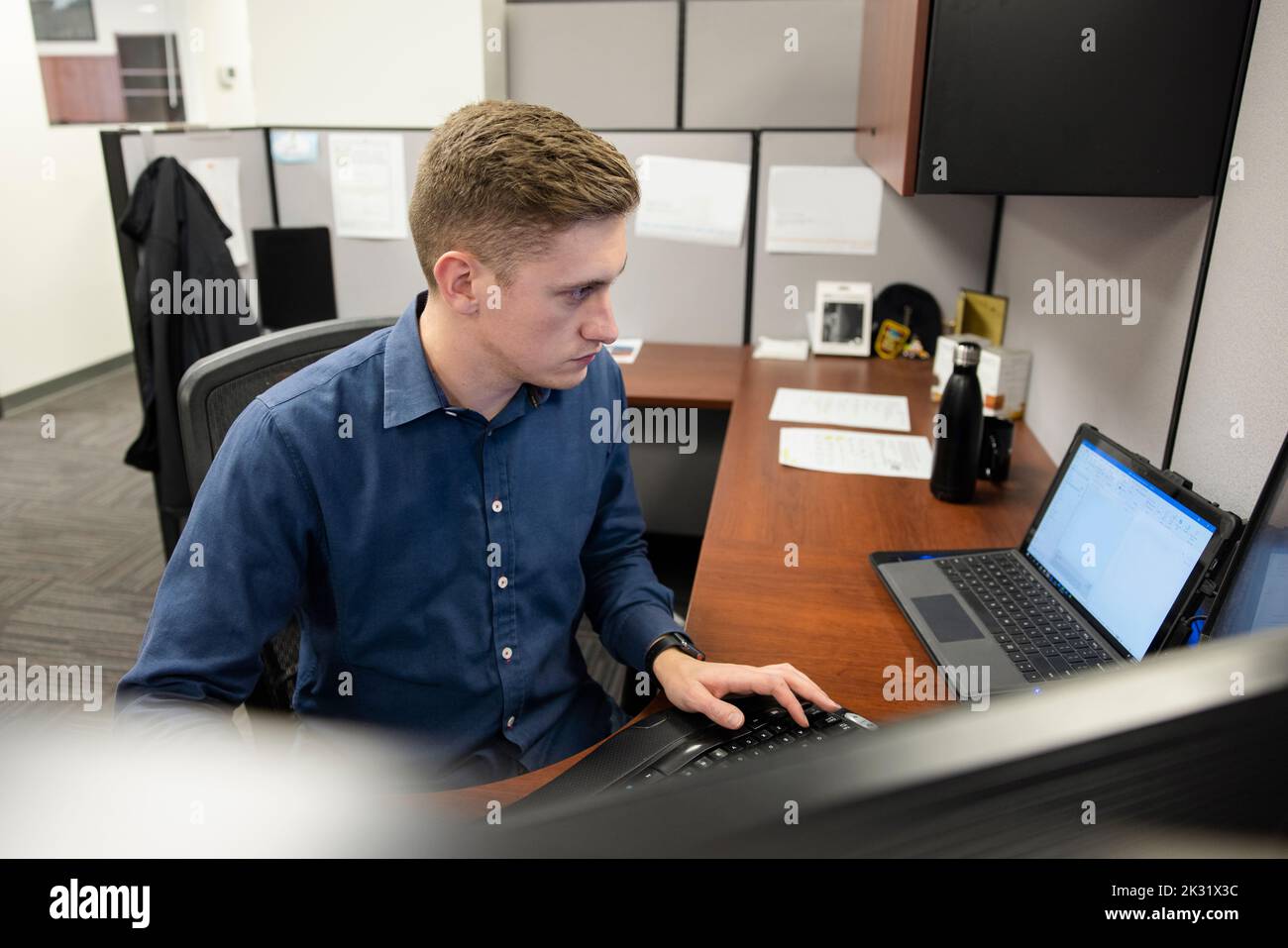 Office cubicle partition hi-res stock photography and images - Alamy
