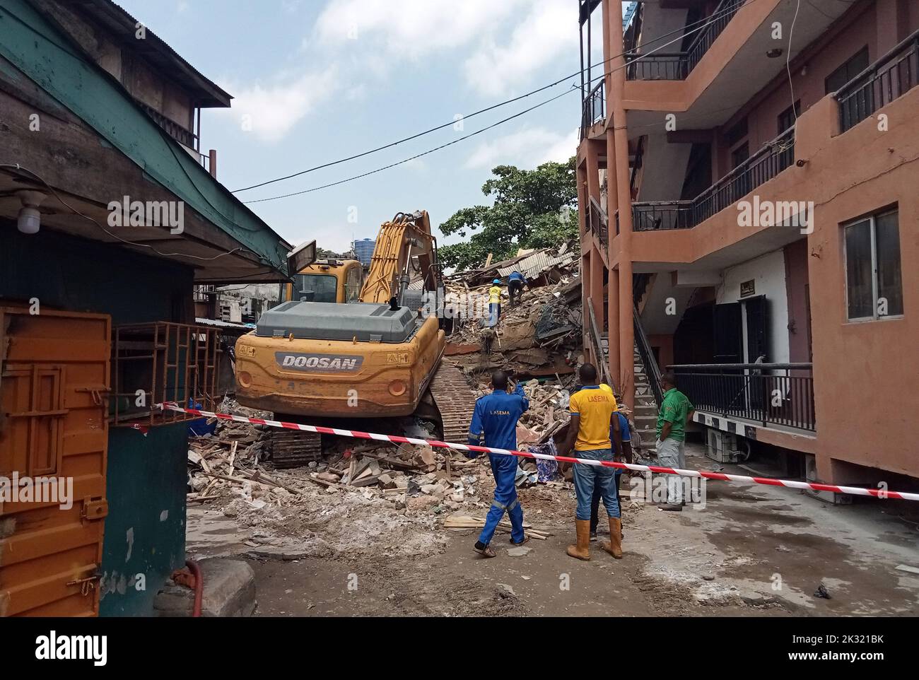 Nigeria building collapse hi-res stock photography and images - Alamy