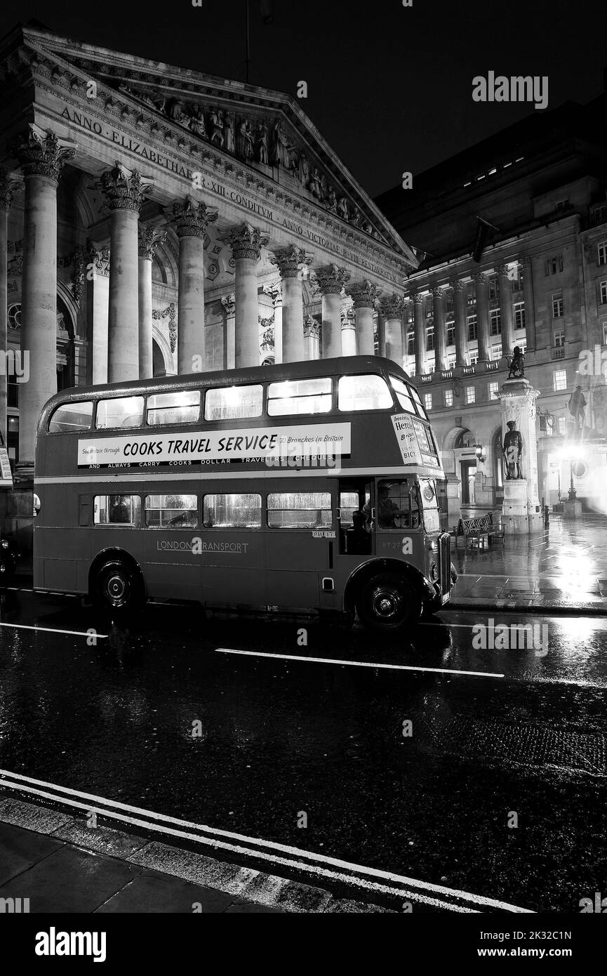 Buses outside the Bank of England, Threadneedle Street. Stock Photo