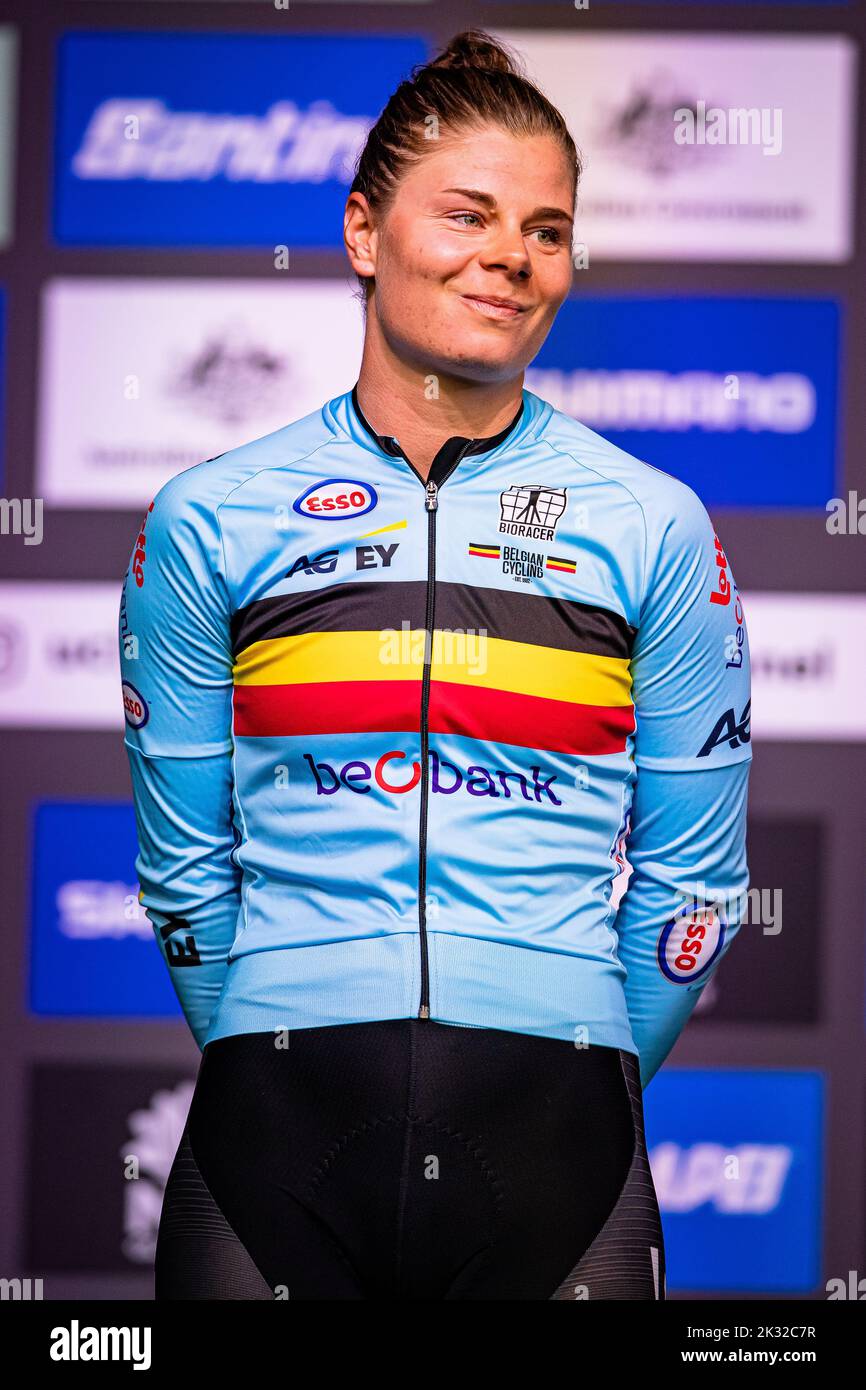 Lotte Kopecky wins Schaal Sels in new rainbow jersey •