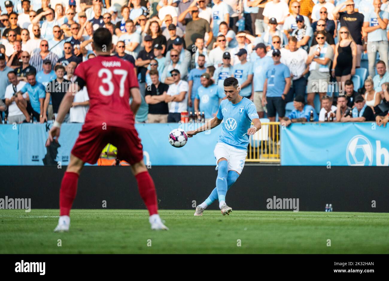 Malmoe, Sweden. 18th, August 2022. Dennis Hadzikadunic (21) of Malmö FF seen during the UEFA Europa League qualification match between Malmö FF and Sivasspor at Eleda Stadion in Malmö. (Photo credit: Gonzales Photo - Joe Miller). Stock Photo