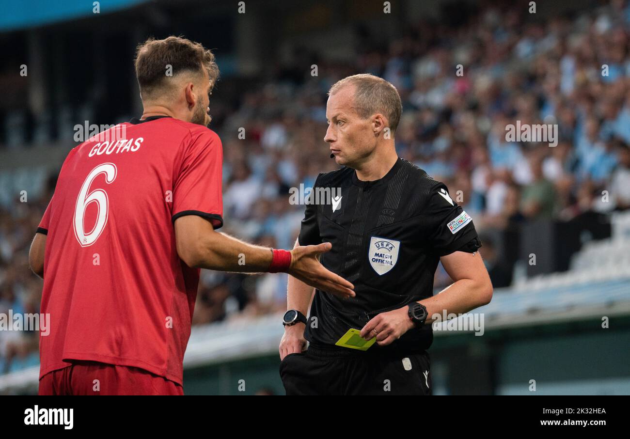Malmoe, Sweden. 18th, August 2022. Referee William Collum seen with Dimitris Goutas (6) of Sivasspor during the UEFA Europa League qualification match between Malmö FF and Sivasspor at Eleda Stadion in Malmö. (Photo credit: Gonzales Photo - Joe Miller). Stock Photo