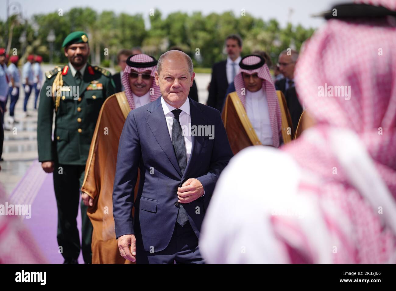 Dschidda, Saudi Arabia. 24th Sep, 2022. German Chancellor Olaf Scholz (SPD) is received at Jeddah Airport. In addition to Saudi Arabia, the chancellor is visiting the United Arab Emirates and Qatar. Credit: Kay Nietfeld/dpa/Alamy Live News Stock Photo