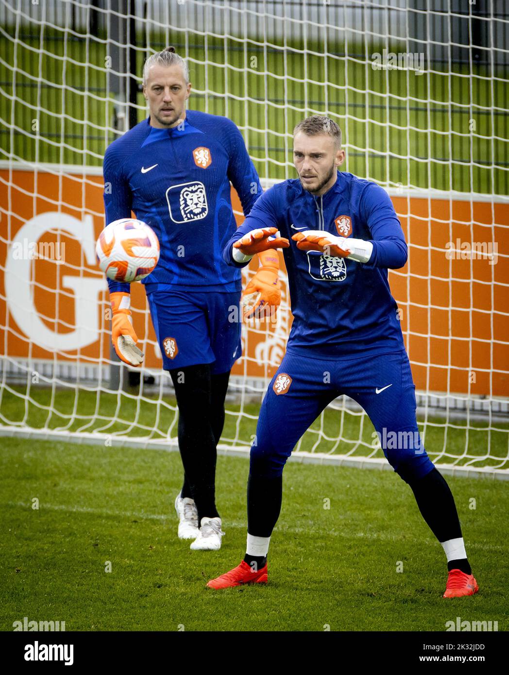 ZEIST - Remko Pasveer and Jasper Cillessen during a training session of the Dutch national team at the KNVB Campus on September 24, 2022 in Zeist, the Netherlands. The Dutch national team is preparing for the UEFA Nations League match against Belgium. KOEN VAN WEEL Stock Photo