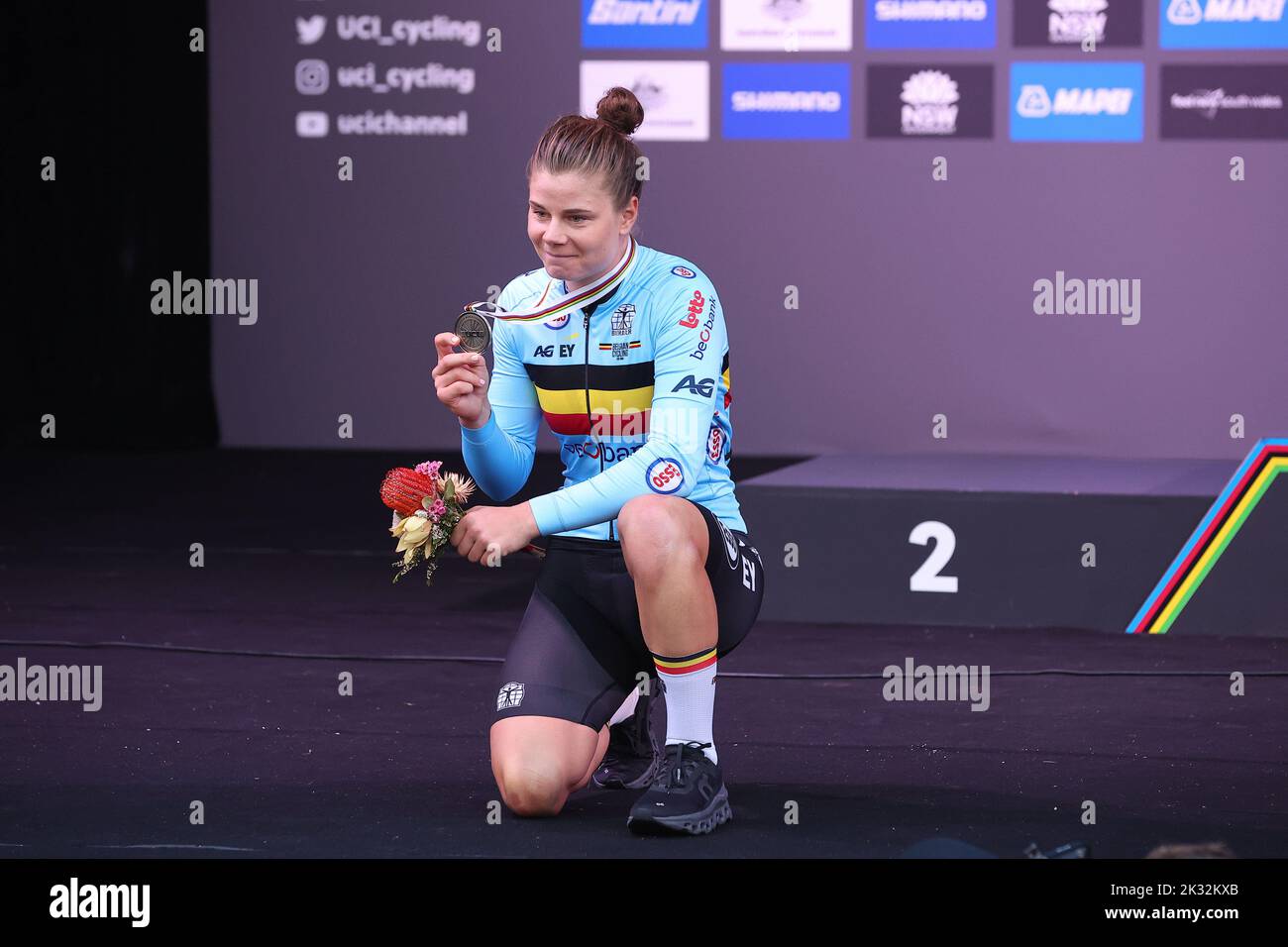 Lotte Kopecky wins Schaal Sels in new rainbow jersey •