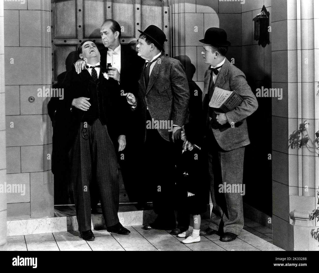 Stan Laurel and Oliver Hardy in the  film scene 'Pack Up Your Troubles' 1932 Stock Photo