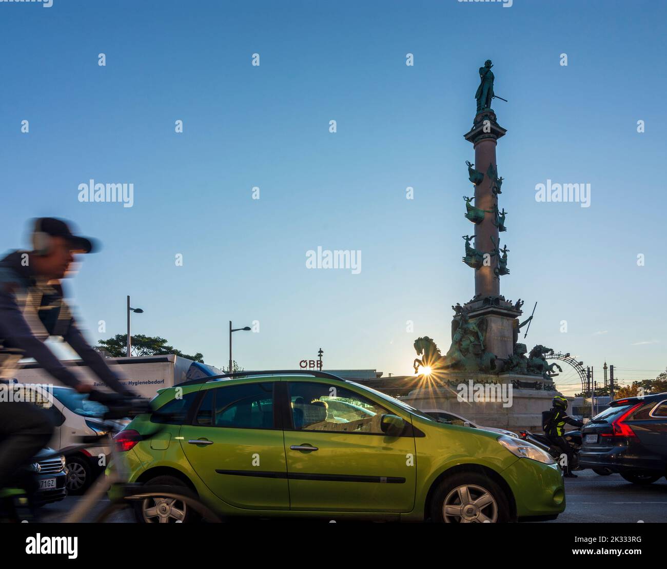 Wien, Vienna: square Praterstern,  Wilhelm von Tegetthoff monument, cars, cyclist, sunrise in 02. Leopoldstadt, Wien, Austria Stock Photo