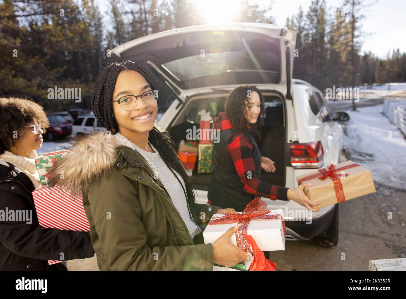 Family unpacking car at Christmas vacation rental Stock Photo Alamy