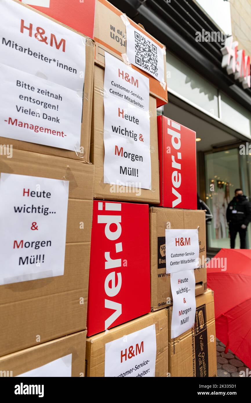 24 September 2022, Bavaria, Nuremberg: "H&M employees*. Please dispose of  it promptly! Thank you very much - Management" and "H&M  Customer-Service-Center employees: Today important & Tomorrow garbage!" is  written on a symbolic