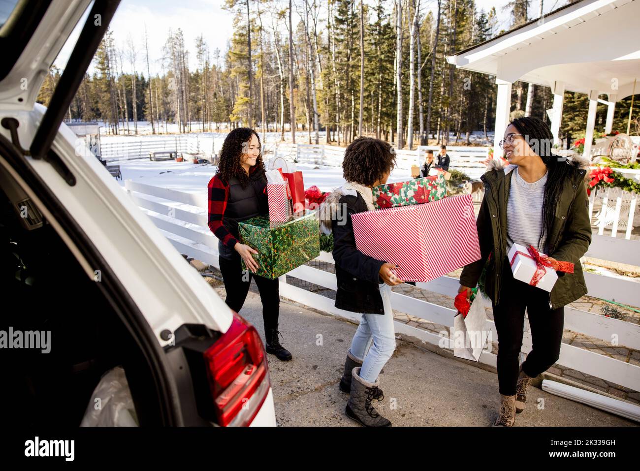 Family unpacking car at Christmas vacation rental Stock Photo Alamy