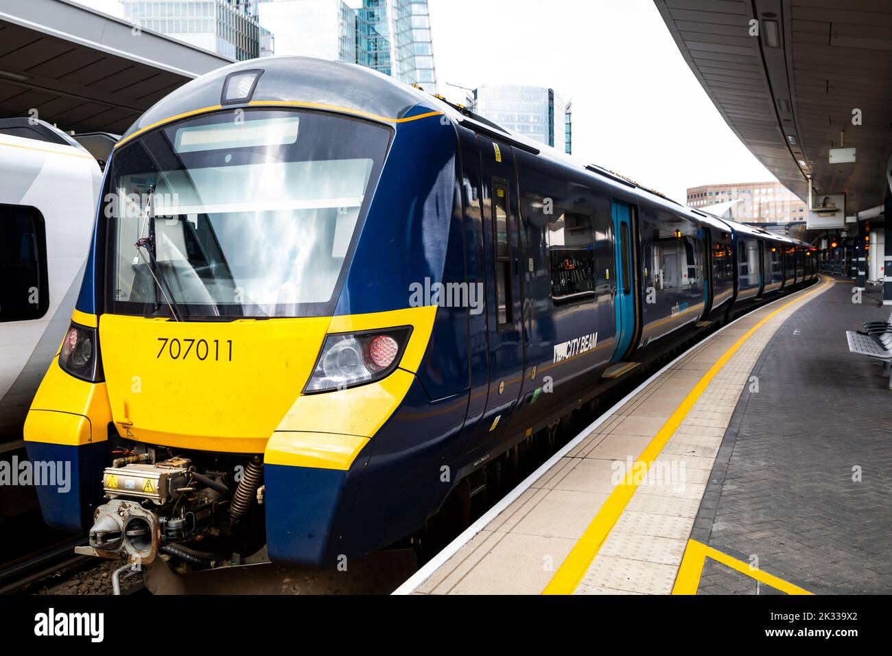 A Southeastern Class 707 arrives at London Bridge station in London Stock Photo