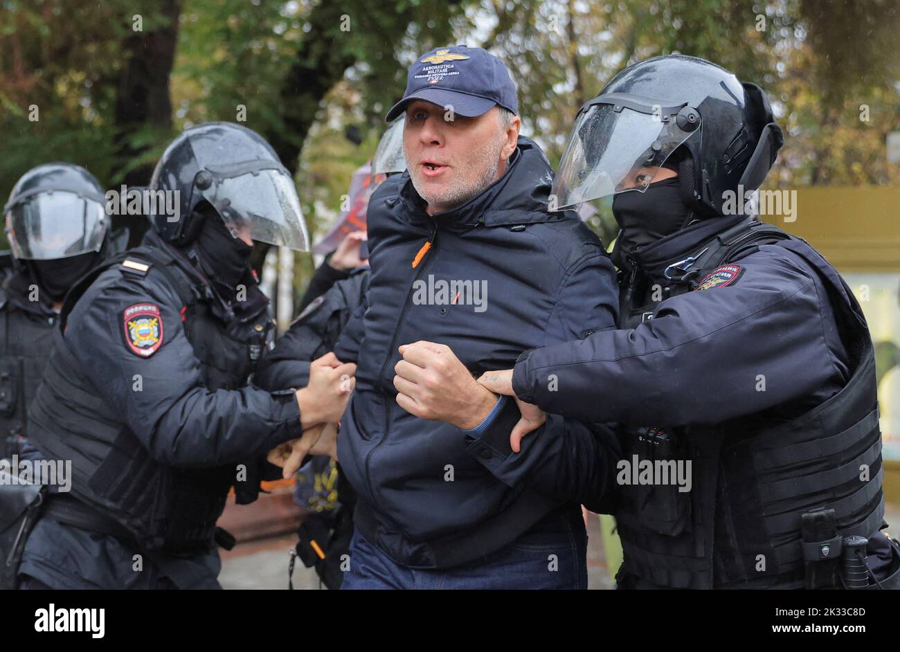 Russian law enforcement officers detain a person during a rally, after opposition activists called for street protests against the mobilisation of reservists ordered by President Vladimir Putin, in Moscow, Russia September 24, 2022. REUTERS/REUTERS PHOTOGRAPHER Stock Photo
