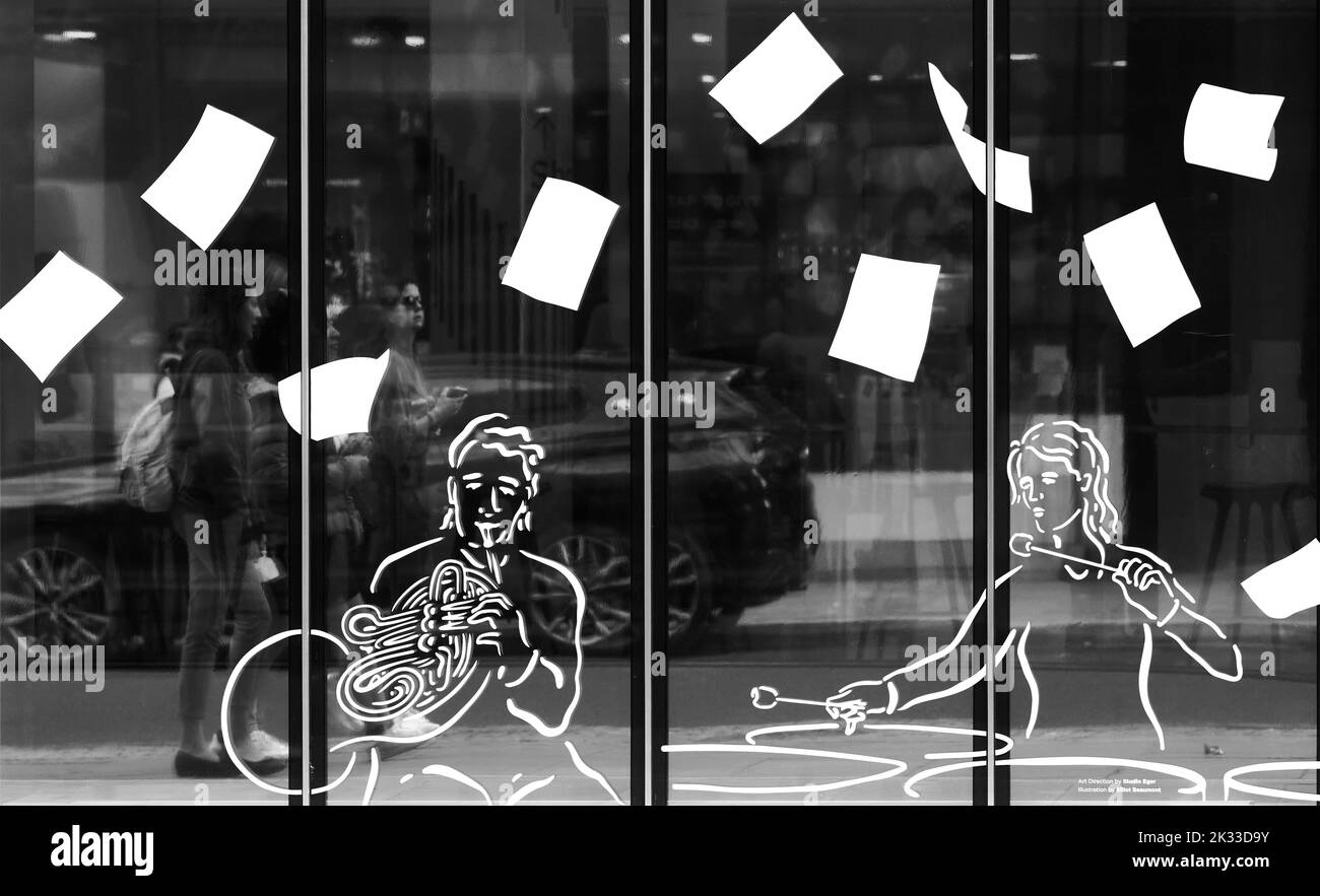 Thank you notes (to supporters of the ROH during the covid-19 epidemic), on a window at the Royal Opera House (roh), Bow Street, London, England. Stock Photo