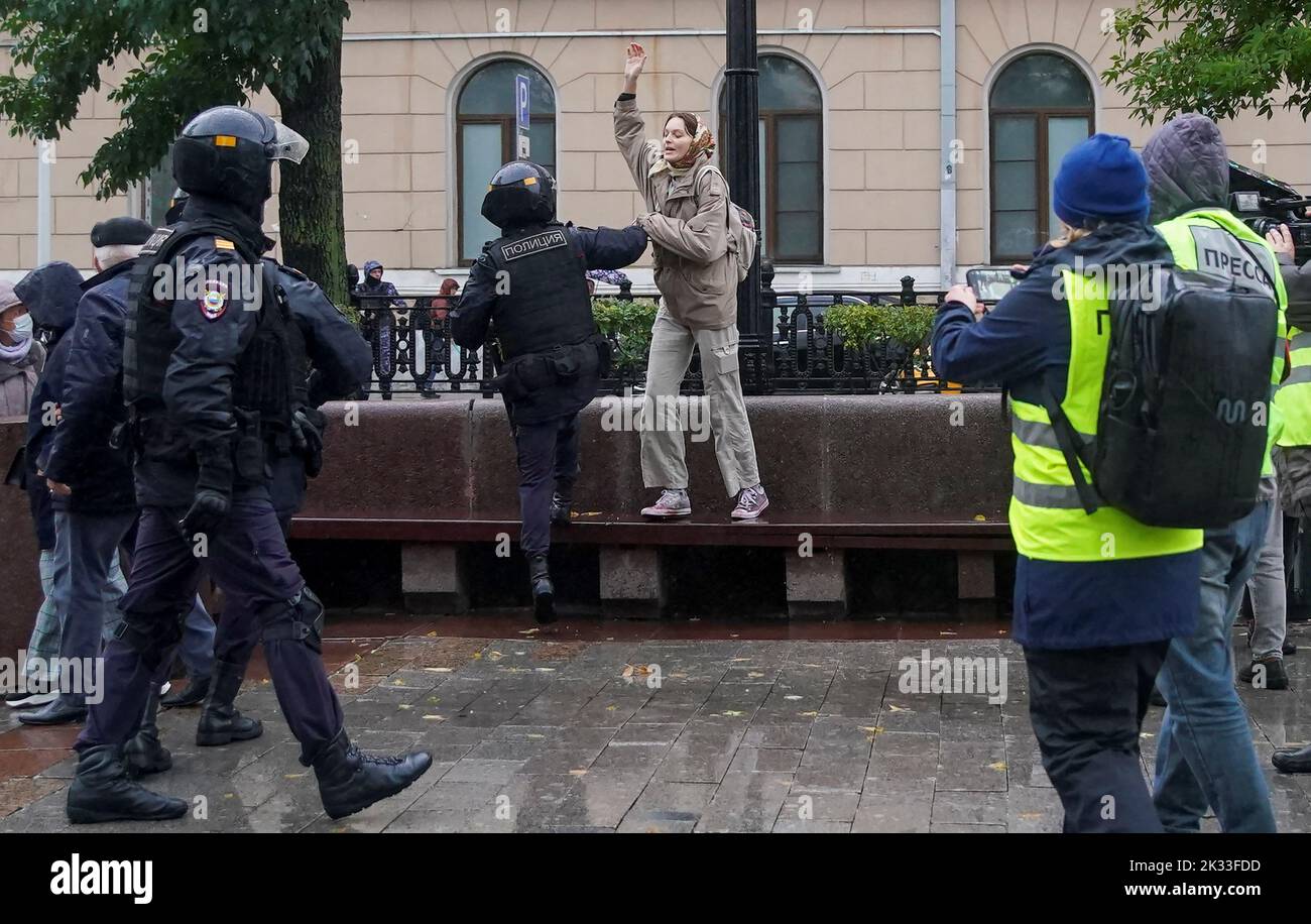 A Russian law enforcement officer detains a person during a rally, after opposition activists called for street protests against the mobilisation of reservists ordered by President Vladimir Putin, in Moscow, Russia September 24, 2022. REUTERS/REUTERS PHOTOGRAPHER Stock Photo