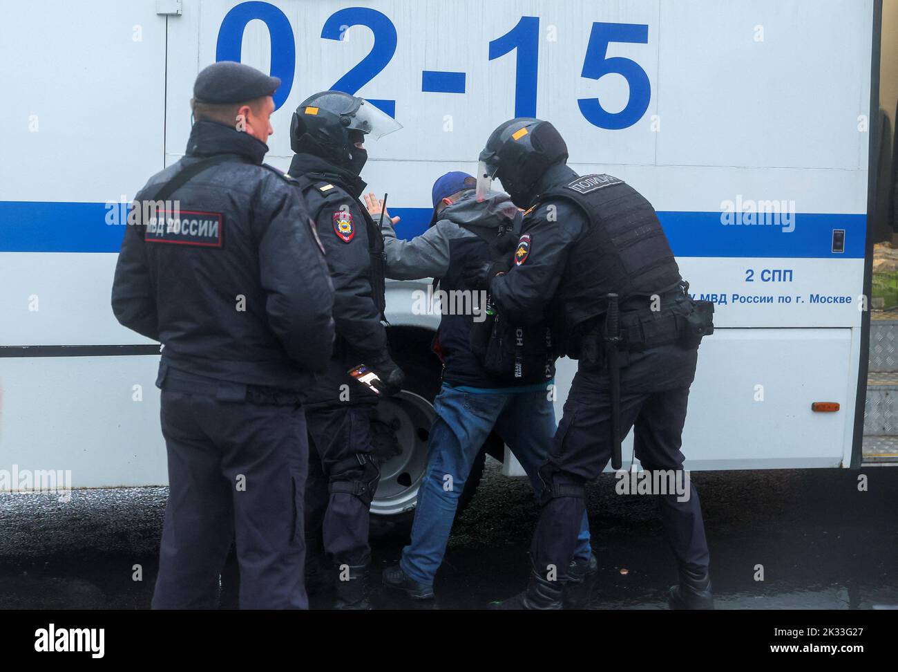 Russian law enforcement officers detain a person during a rally, after opposition activists called for street protests against the mobilisation of reservists ordered by President Vladimir Putin, in Moscow, Russia September 24, 2022. REUTERS/REUTERS PHOTOGRAPHER Stock Photo