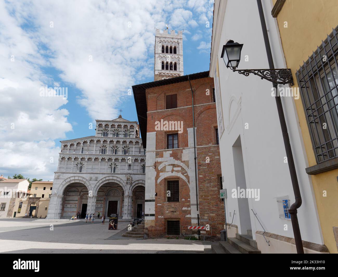 San Martino (St Martin) Cathedral with nearby properties n Lucca, Tuscany, Italy Stock Photo