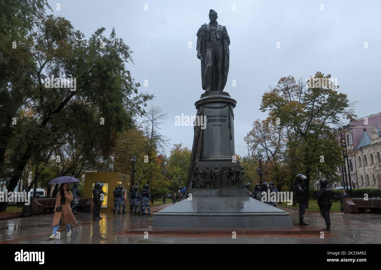 Law enforcement officers stand guard near a monument to Russian diplomat and poet Alexander Griboyedov, after opposition activists called for street protests against the mobilisation of reservists ordered by President Vladimir Putin, in Moscow, Russia September 24, 2022. REUTERS/REUTERS PHOTOGRAPHER Stock Photo