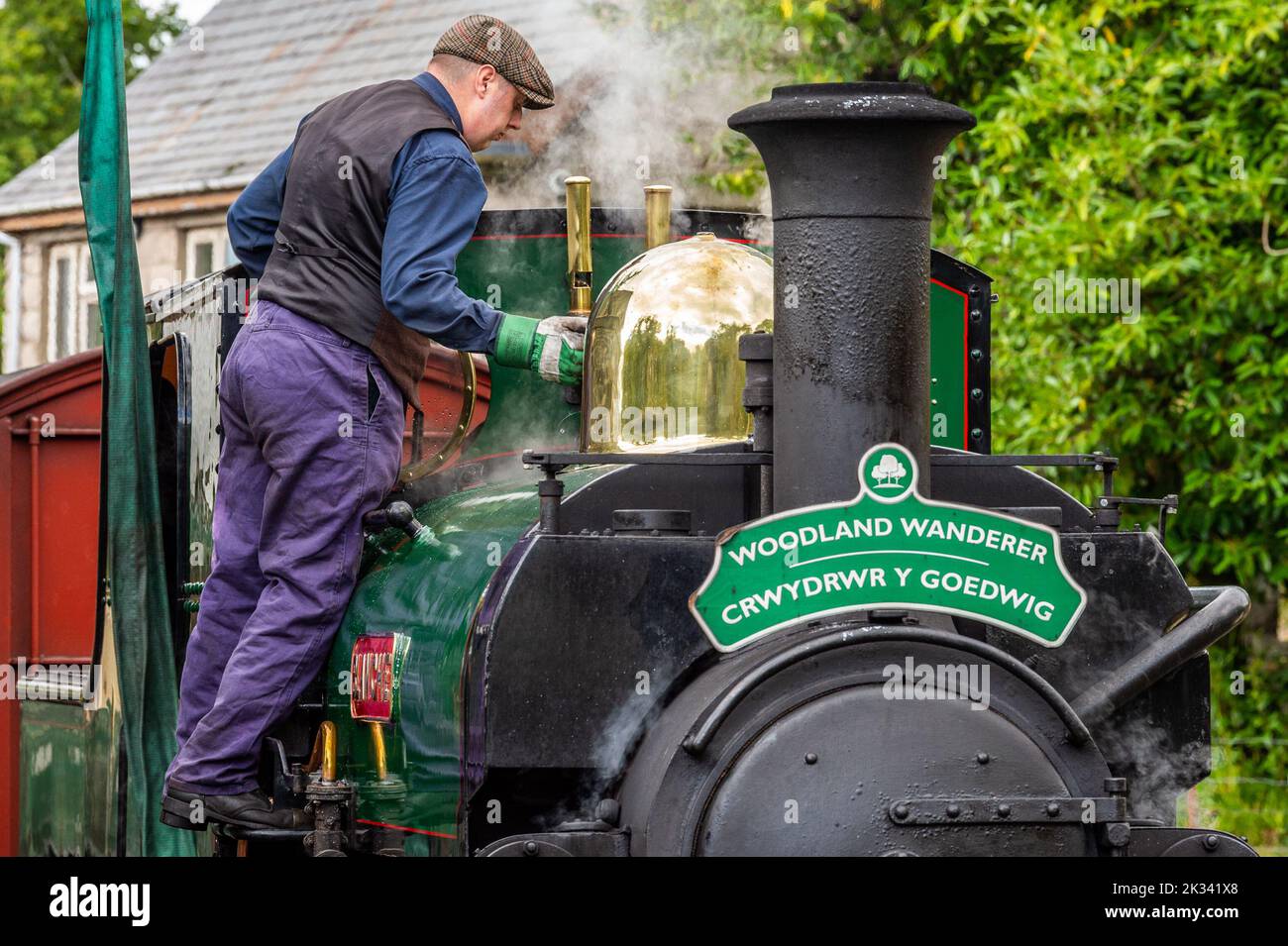 Porthmadog, North Wales, UK. 24th Sep, 2022. The sun shone on Porthmadog in North Wales today at the Bleaneau Ffestiniog narrow gauge railway. Narrow gauge engine 'Blanche' takes on water at Tan-y-Bwlch station before the return journey to Porthmadog. Credit: AG News/Alamy Live News Stock Photo