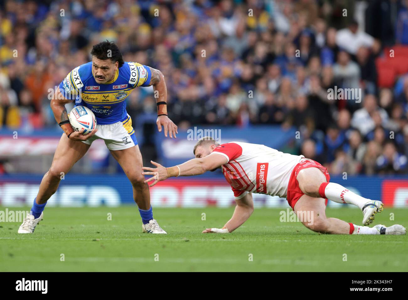 Leeds Rhinos' Zane Tetevano (left) gets clear during the Betfred Super League Grand Final at Old Trafford, Manchester. Picture date: Saturday September 24, 2022. Stock Photo