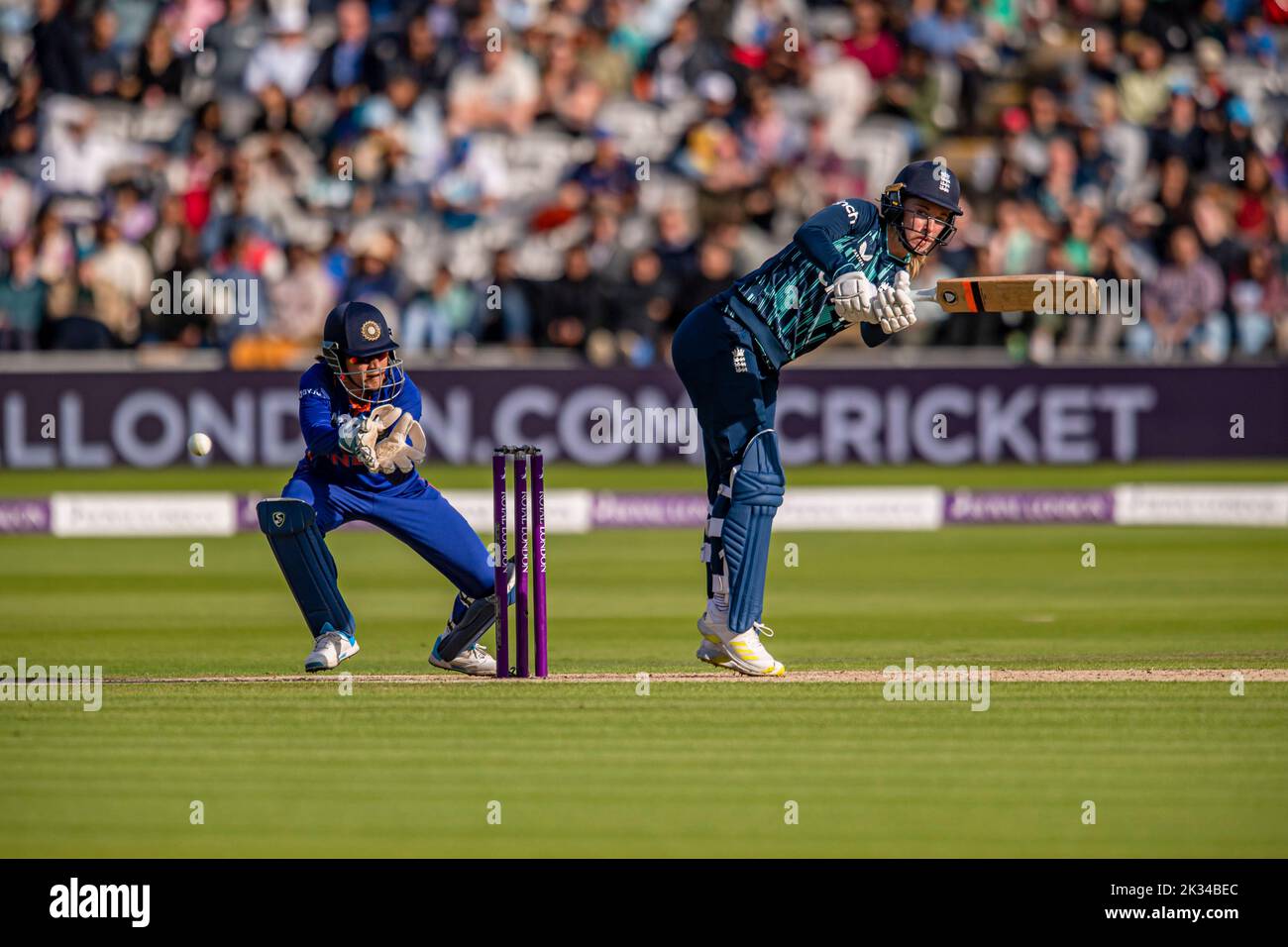 LONDON, UNITED KINGDOM. 24th September, 2022. Freya Grace Kemp of England (right) during England Women vs India 3rd Royal London ODI at The Lord's Cricket Ground on Saturday, September 24, 2022 in LONDON ENGLAND.  Credit: Taka G Wu/Alamy Live News Stock Photo