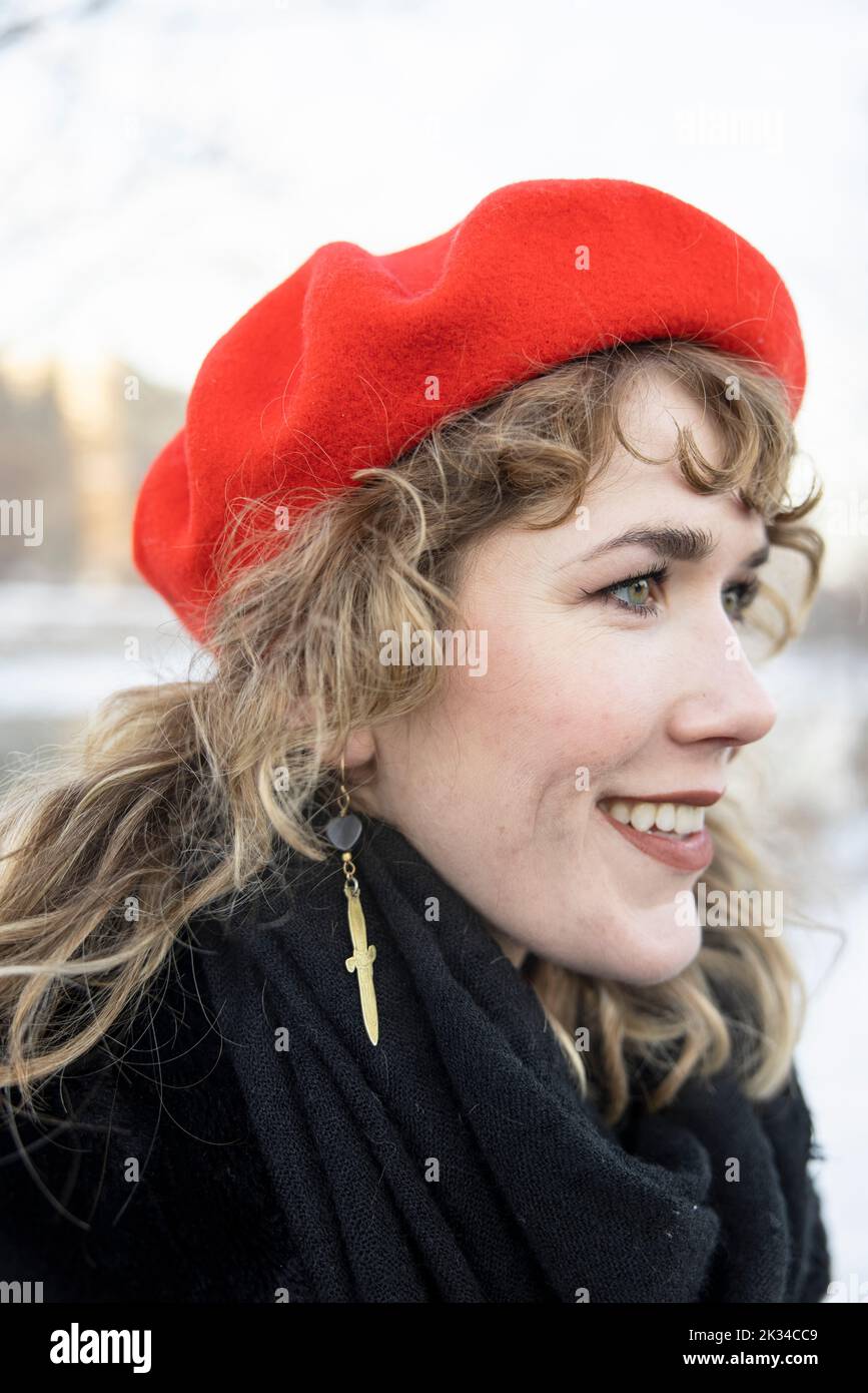 💵 Adorable Beret White Girl Hair