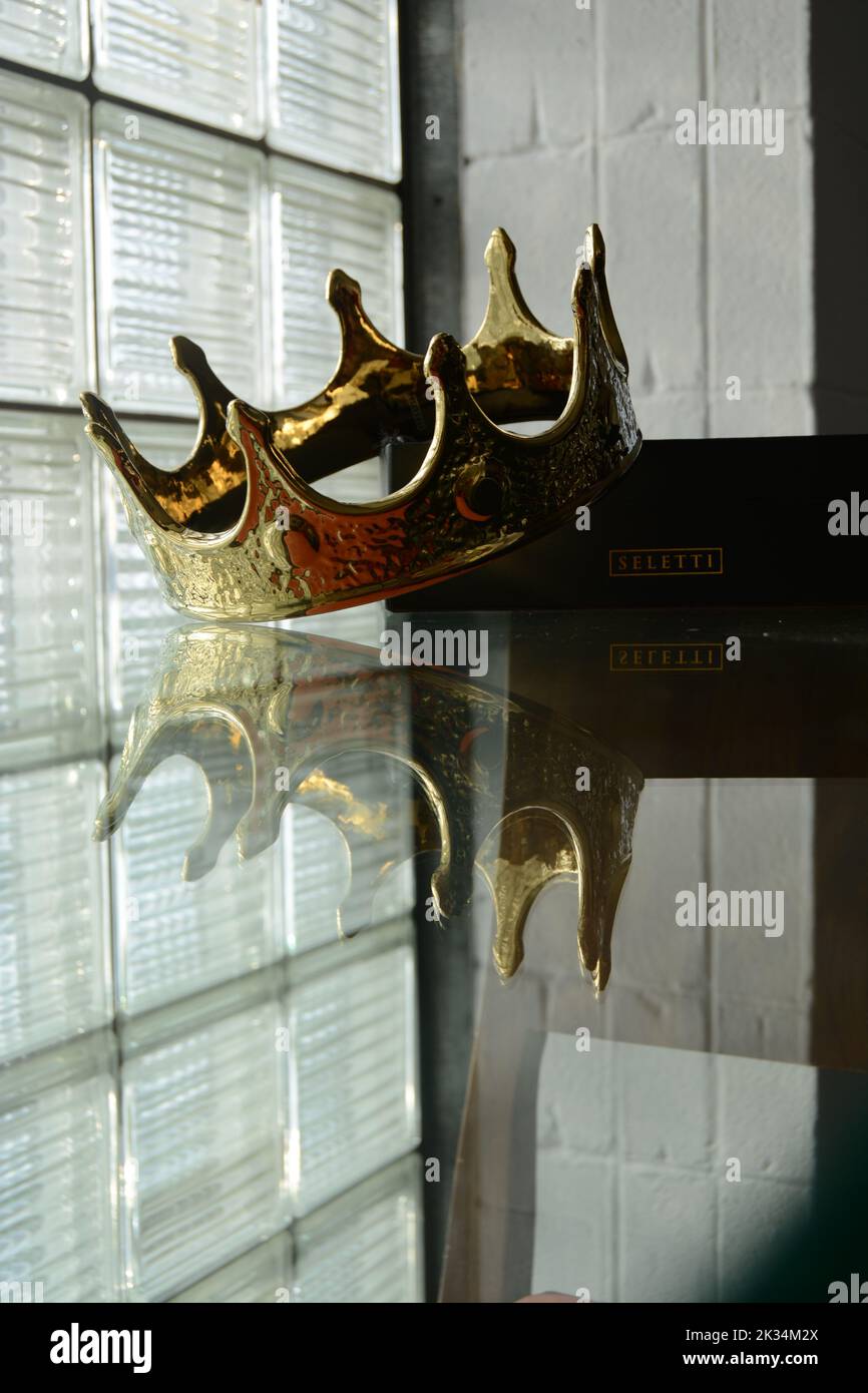 King queens golden crown hi-res stock photography and images - Alamy