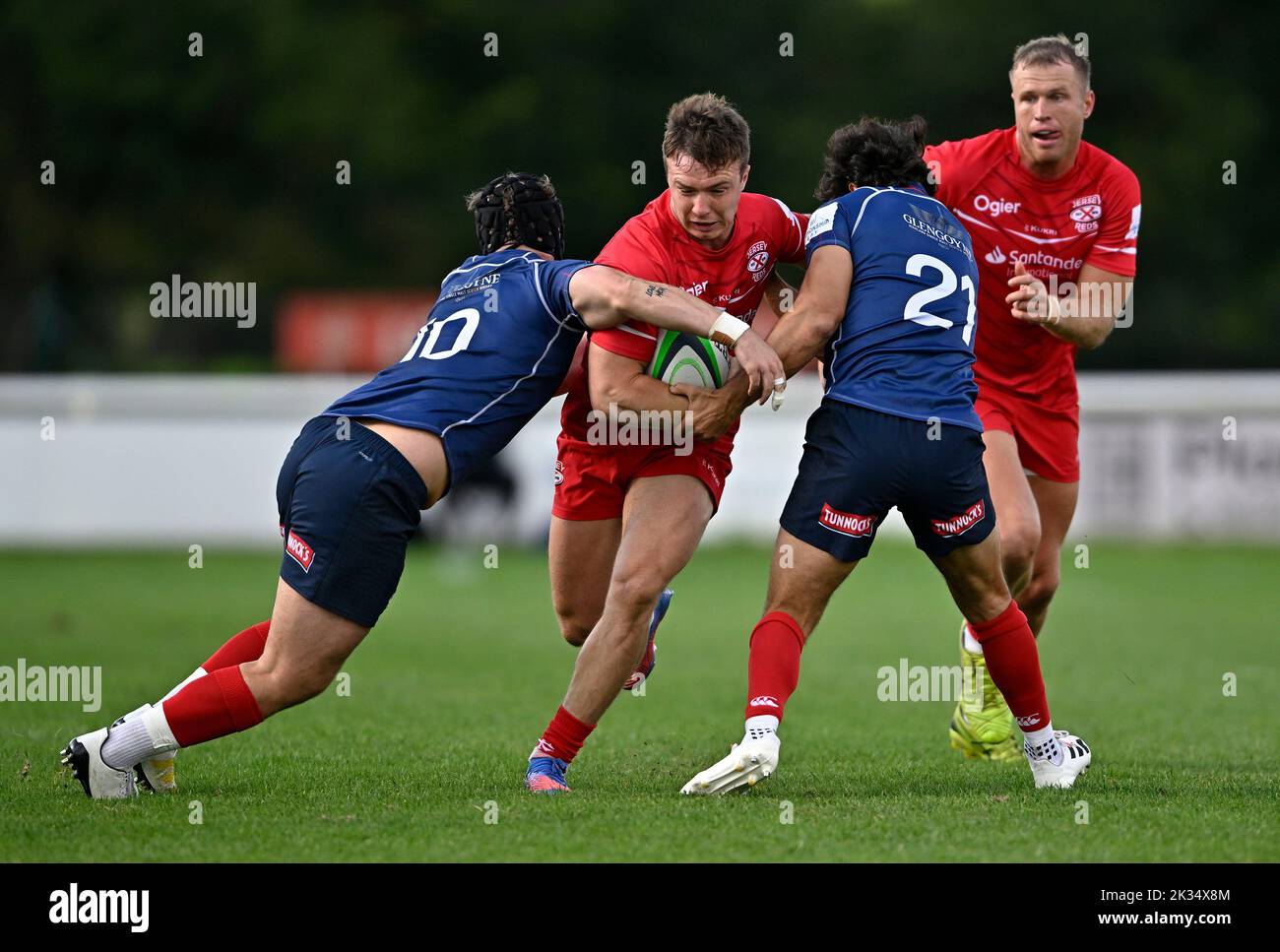 Richmond, United Kingdom. 24th Sep, 2022. Championship Rugby. London Scottish V Jersey Reds. The Richmond Athletic Ground. Richmond. Charlie Powell (Jersey Reds) is tackled by Luca Petrozzi (London Scottish, 21) and Harry Sheppard (London Scottish) during the London Scottish V Jersey Reds championship rugby match. Credit: Sport In Pictures/Alamy Live News Stock Photo