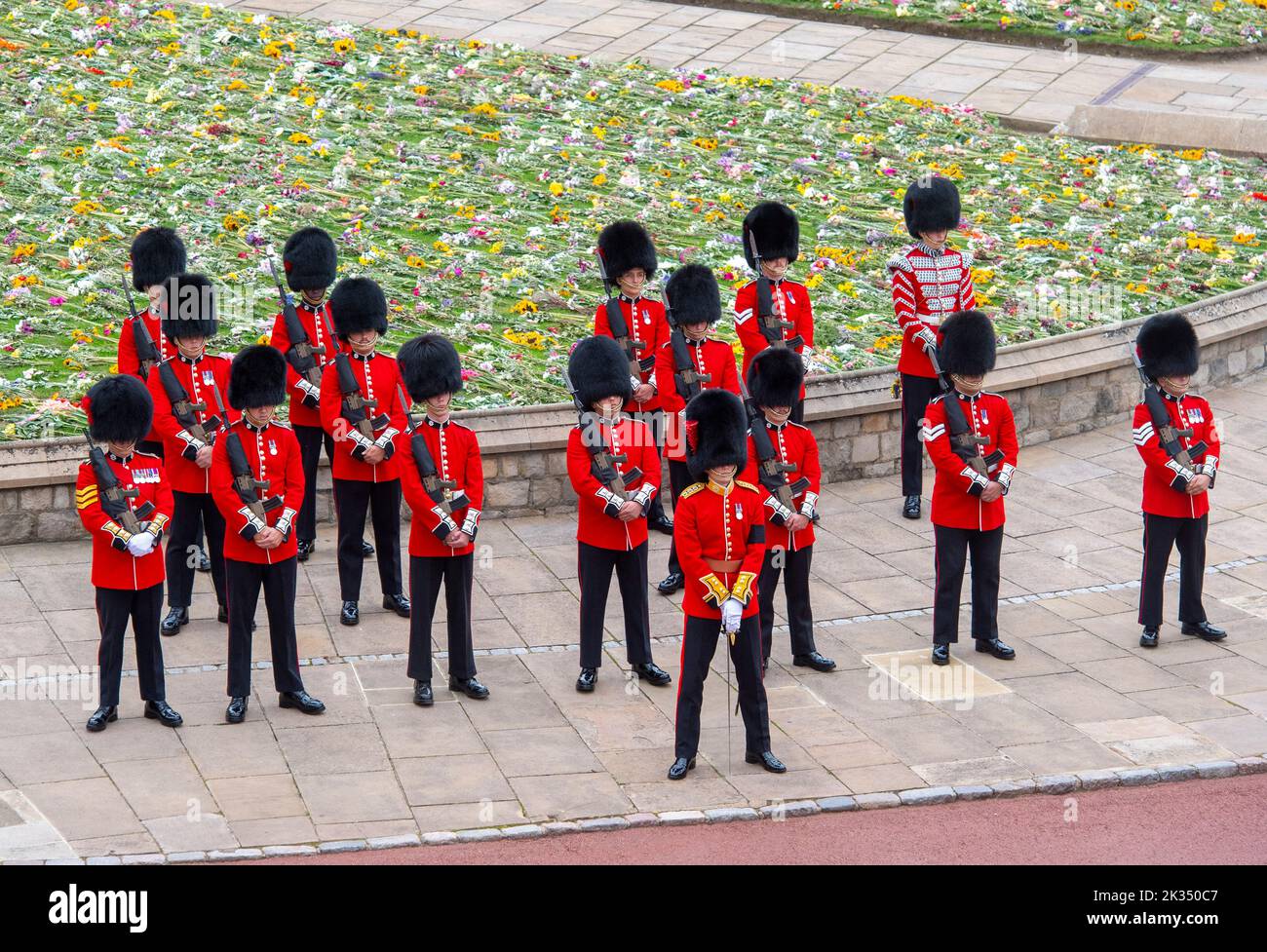 Windsor, England. UK. 19 September, 2022.  Soldiers attend as the coffin of Queen Elizabeth ll, carried in the State Hearse, arrives at Windsor Castle Stock Photo