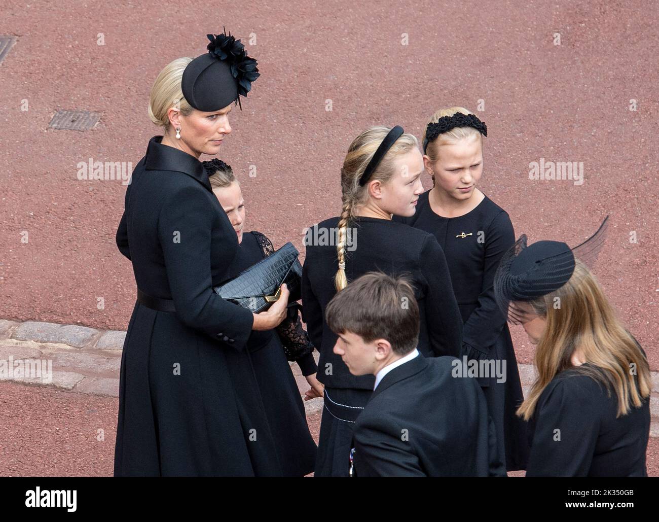Windsor, England. UK. 19 September, 2022.  Zara Tindall, daughter Mia Tindall and nieces Savannah Phillips and Isla Phillips arrive for a Committal Se Stock Photo