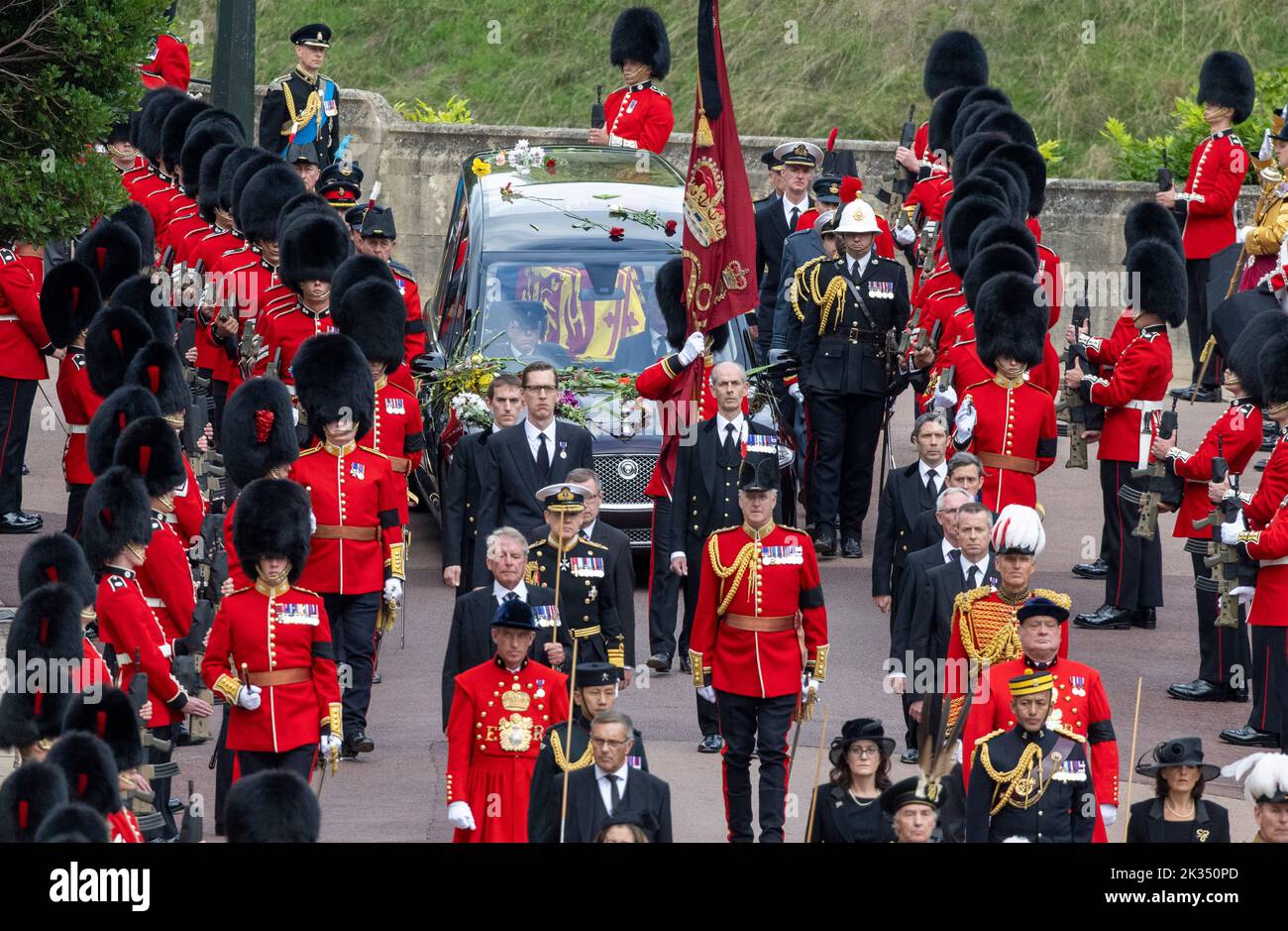 Windsor, England. UK. 19 September, 2022.  The coffin of Queen Elizabeth ll, carried in the State Hearse, arrives at Windsor Castle for a Committal Se Stock Photo