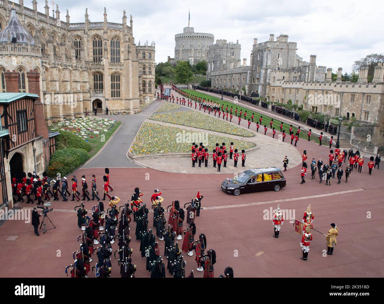 Windsor, England. UK. 19 September, 2022.  General view as the coffin of Queen Elizabeth ll, carried in the State Hearse, arrives at Windsor Castle fo Stock Photo