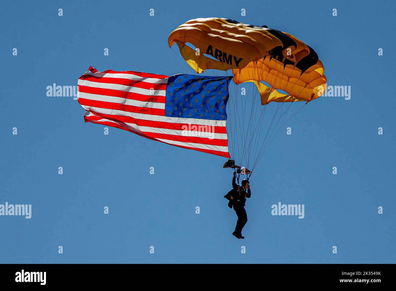 The member of U.S. Army Parachute Team participates in an aerial demonstration at the 2022 Marine Corps Air Station Miramar Air Show at MCAS Miramar, California, Sept. 23, 2022. The theme for the 2022 MCAS Miramar Air Show, “Marines Fight, Evolve and Win,” reflects the Marine Corps’ ongoing modernization efforts to prepare for future conflicts. (U.S. Marine Corps photo by Lance Cpl. Zachary Larsen) Stock Photo