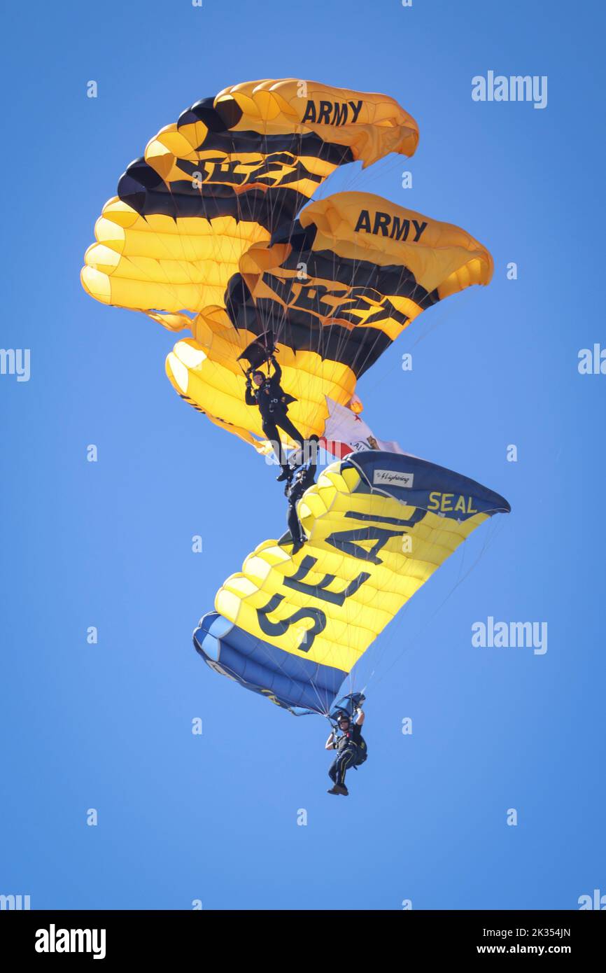 U.S. Army Soldiers with the Golden Knights Parachute Team and U.S. Navy Sailors with the Navy Leap Frogs Parachute Team, pose for a group photo after completing a series of aerial acrobatics during the 2022 Marine Corps Air Station Miramar Air Show at MCAS Miramar, San Diego, California, Sept. 23, 2022. The theme for the 2022 MCAS Miramar Air Show, “Marines Fight, Evolve and Win,” reflects the Marine Corps’ ongoing modernization efforts to prepare for future conflicts. (U.S. Marine Corps photo by Lance Cpl. Jose S. GuerreroDeleon) Stock Photo