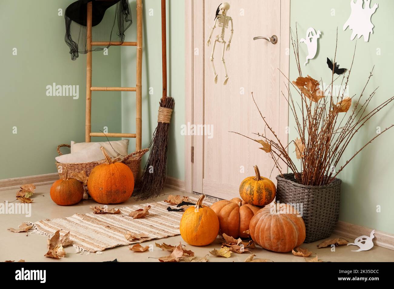 Interior of hall with pumpkins, fallen leaves and Halloween decor Stock ...