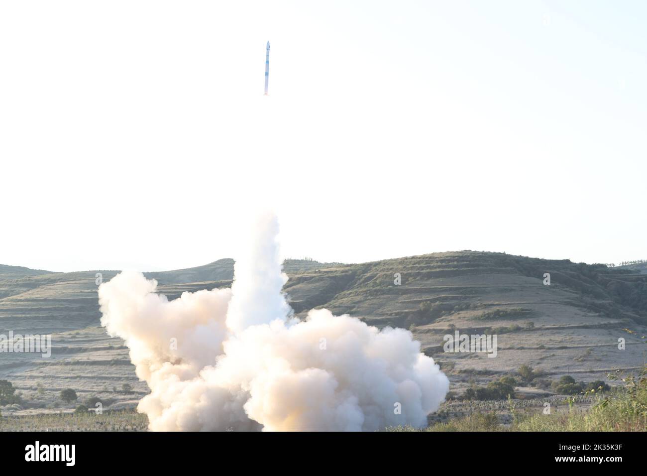 Taiyuan. 25th Sep, 2022. A Kuaizhou-1A carrier rocket carrying two satellites blasts off from the Taiyuan Satellite Launch Center in north China Sept. 25, 2022. The pair of satellites, Shiyan-14 and Shiyan-15, were lifted at 6:55 a.m. (2255 GMT Saturday) from the Taiyuan Satellite Launch Center and entered the preset orbit. Credit: Zheng Bin/Xinhua/Alamy Live News Stock Photo