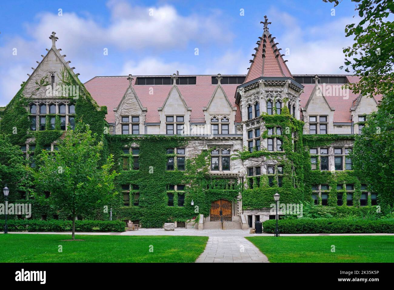 Chicago, USA - August 2022:  An ivy covered gothic style building typical of the architecture of the older section of the University of Chicago on its Stock Photo