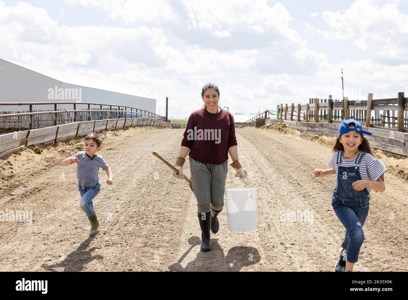 Happy family running on sunny hi-res stock photography and images - Alamy