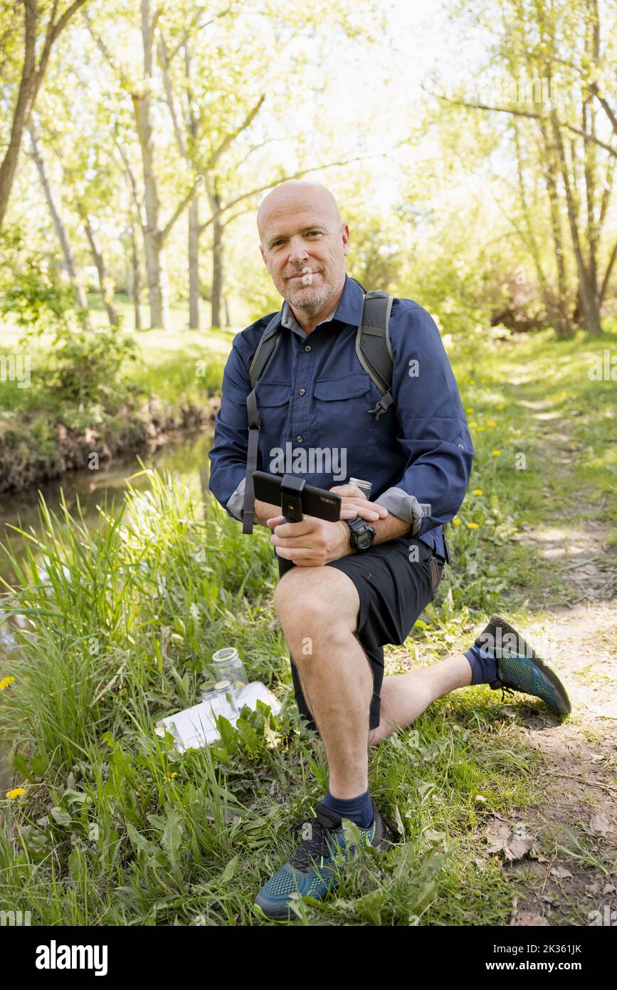 Kneeling man hi-res stock photography and images - Alamy