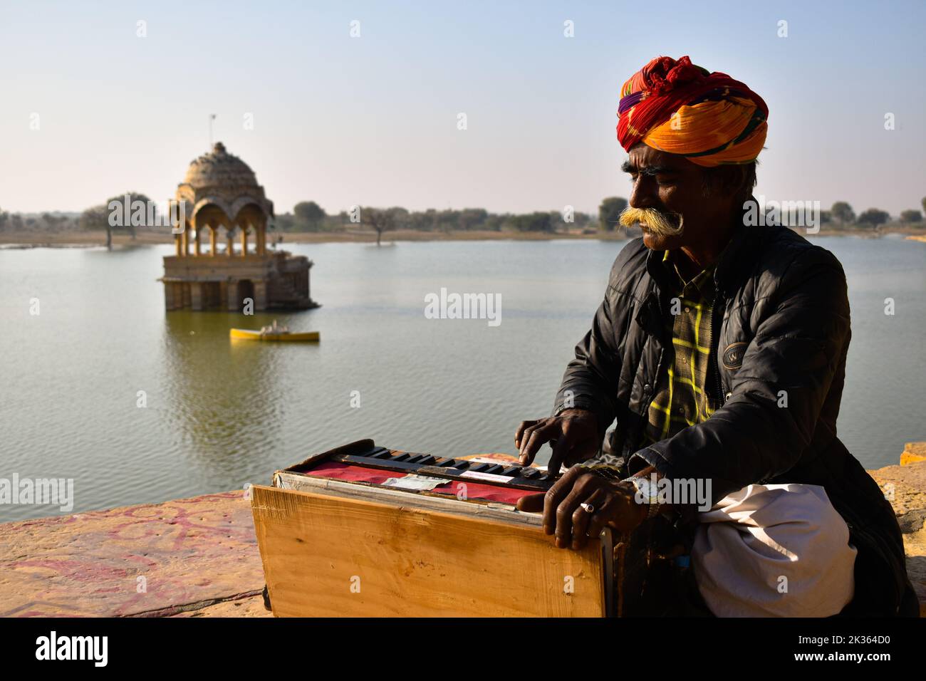 A folk singer sings by the Gadisar Lake, Jaisalmer Rajasthan Stock Photo